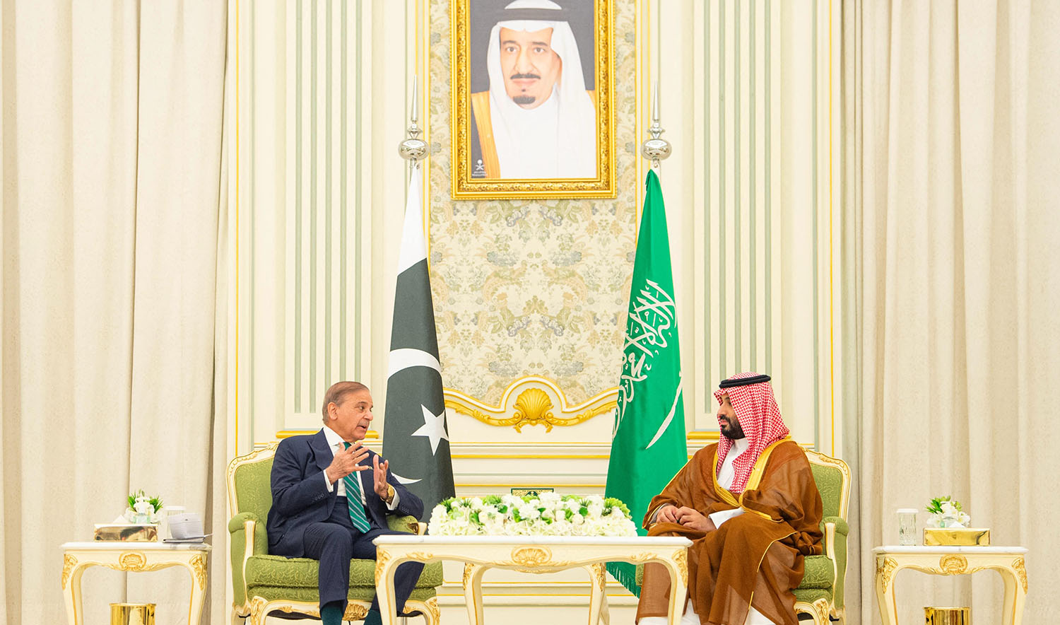 A handout picture provided by the Saudi Press Agency (SPA) on September 17, 2025, shows Saudi Arabia's Crown Prince Mohammed bin Salman (R) meeting with Pakistan's Prime Minister Shehbaz Sharif ahead of their meeting in Riyadh. (AFP)
