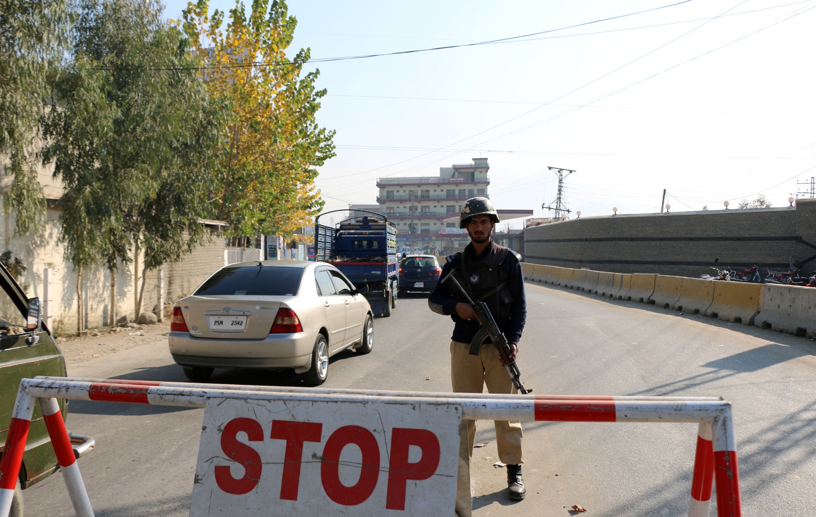 A policeman stands guard on a road in Mingora, in Swat Valley, Pakistan December 4, 2016. Picture taken December 4, 2016. (REUTERS)