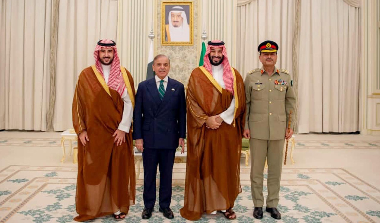 Saudi Arabia’s Crown Prince Mohammed bin Salman (second right), Pakistan’s Prime Minister Shehbaz Sharif (second left), Saudi Arabia’s Defense Minister Khalid bin Salman (left) and Pakistan’s Army Chief Field Marshal Asim Munir, pose for a group photo after signing a mutual defense pact, in Riyadh, Saudi Arabia, on September 17, 2025. (PID)