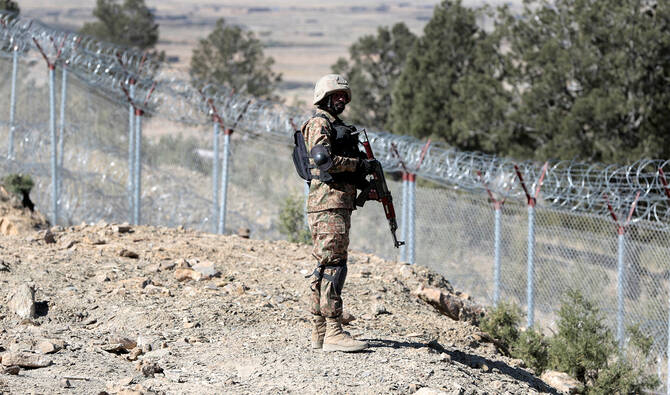 A soldier stands guard along the border fence at the Angoor Adda outpost on the border with Afghanistan in South Waziristan, Pakistan, on October 18, 2017. (REUTERS/File)