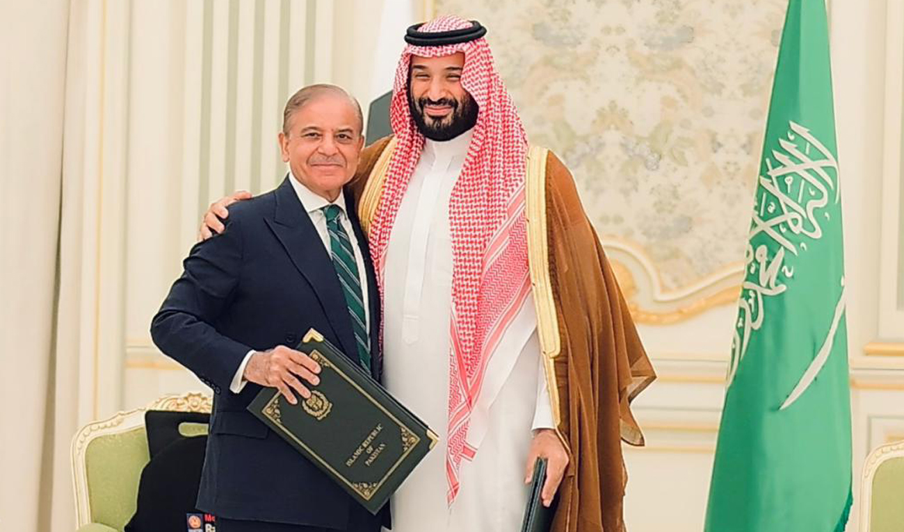 A handout picture provided by the Saudi Press Agency (SPA) on September 17, 2025, shows Saudi Arabia’s Crown Prince Mohammed bin Salman (R) meeting with Pakistan’s Prime Minister Shehbaz Sharif in Riyadh. (SPA)