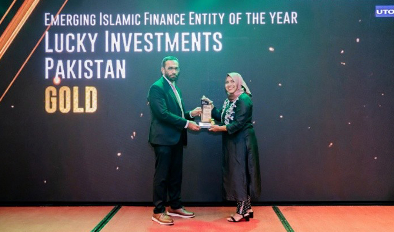 Lucky Investments Limited’s chief executive officer, Mohammad Shoaib, receives the award at the IFFSA ceremony in Colombo on September 28, 2025. (Handout)