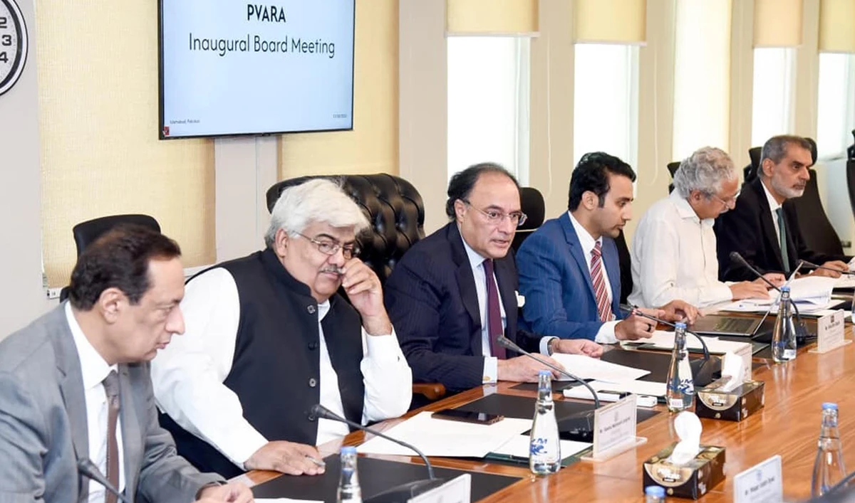 Finance Minister Muhammad Aurangzeb (third left) chairs the inaugural board meeting of the Pakistan Virtual Assets Regulatory Authority (PVARA) in Islamabad, Pakistan, on August 26, 2025. (PID/File)