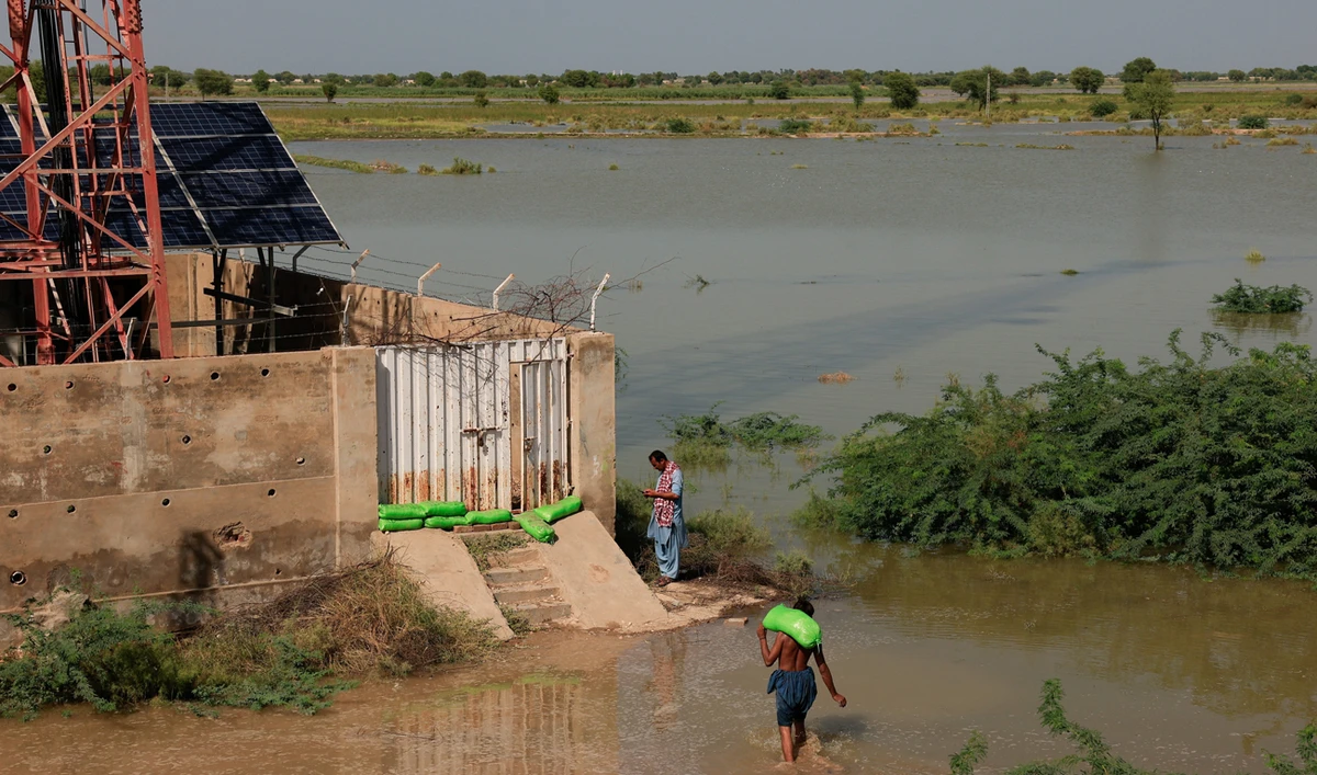 Men place mud bags outside a property to protect from flood, following monsoon rains and rising water levels of Indus River on the outskirts of Dadu, Sindh province, Pakistan September 15, 2025. (REUTERS)