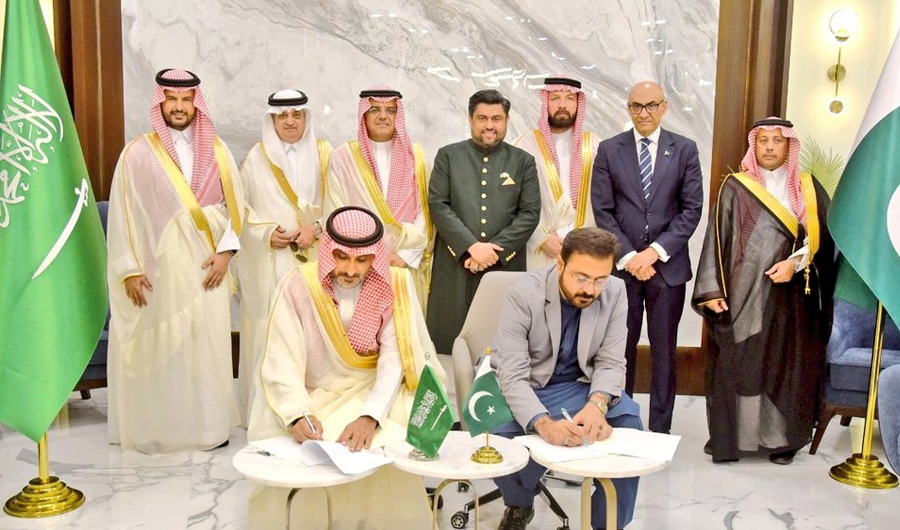Governor of Pakistan’s Sindh province Kamran Tessori (center) and Chairman of the Saudi-Pakistan Joint Business Council Prince Mansour bin Mohammed bin Saad Al Saud (third left) witness the signing of memorandums of understanding (MoUs) in Karachi, Pakistan, on October 10, 2025. (X/@KamranTessoriPk)