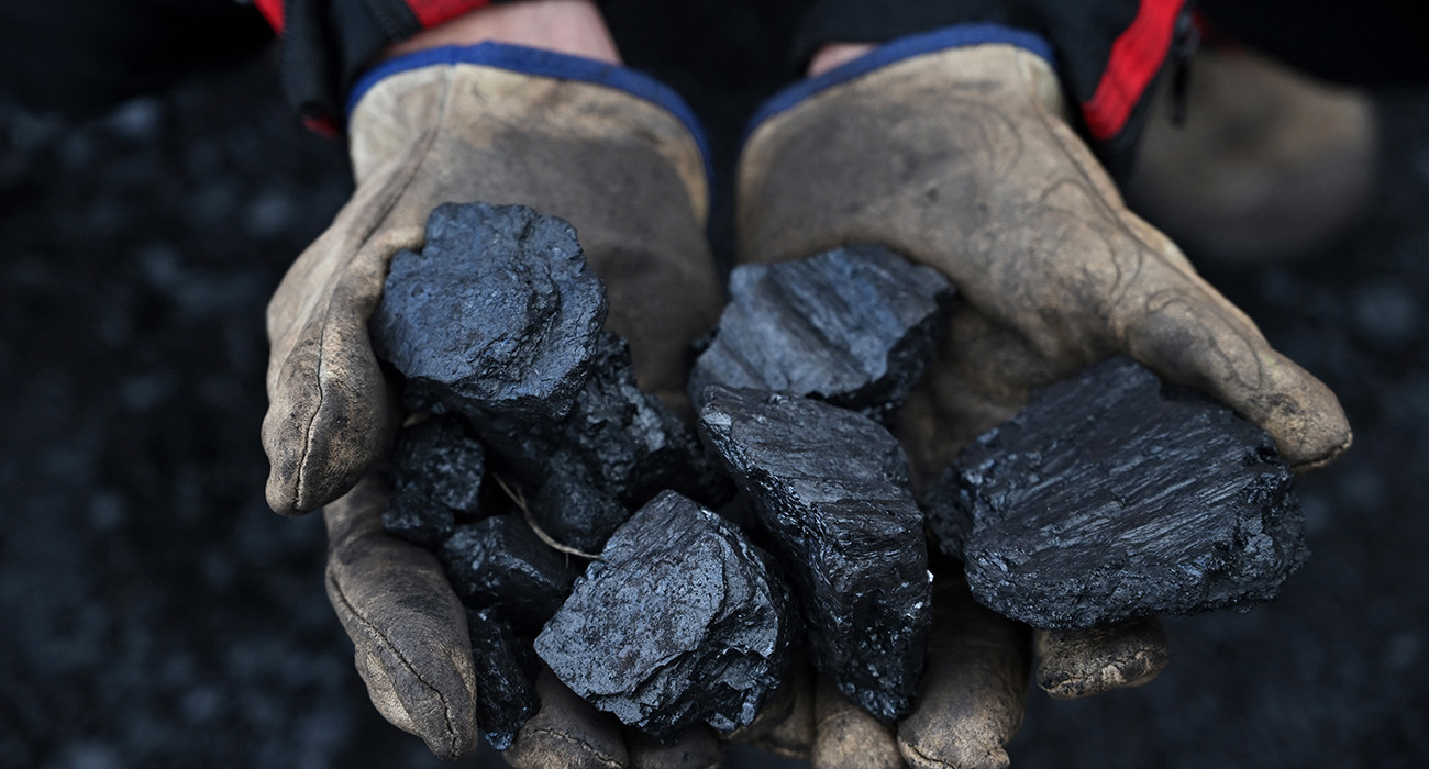 A miner shows coal rocks at the Mineria LyC coal mine in Tausa, Cundinamarca Department, Colombia on August 20, 2025. (AFP/ file)