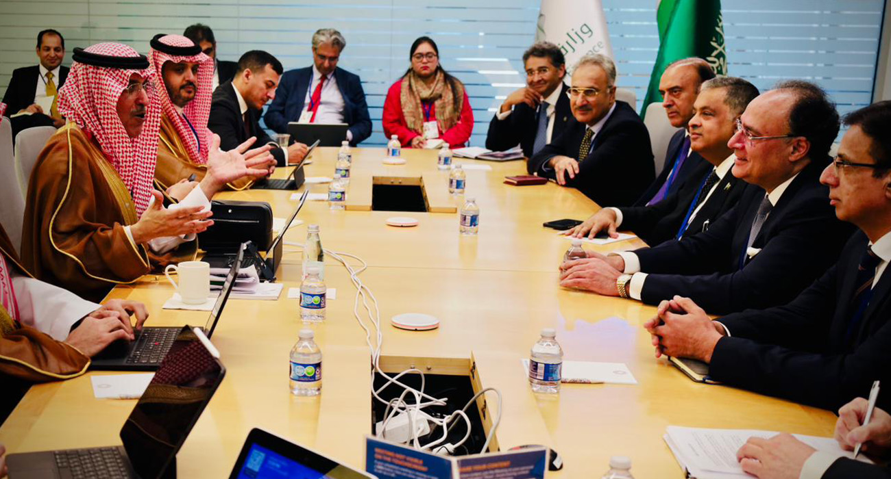 Pakistani Finance Minister Muhammad Aurangzeb (right) in a meeting with his Saudi counterpart Mohammed Al-Jadaan (left) in Washington DC on October 16, 2025. (Foreign Ministry)