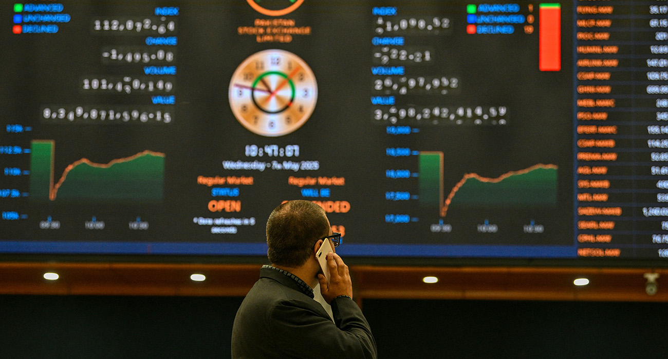 A stockbroker monitors share prices on a digital screen at the Pakistan Stock Exchange (PSX) in Karachi on May 7, 2025, amid the ongoing border tensions. (AFP)