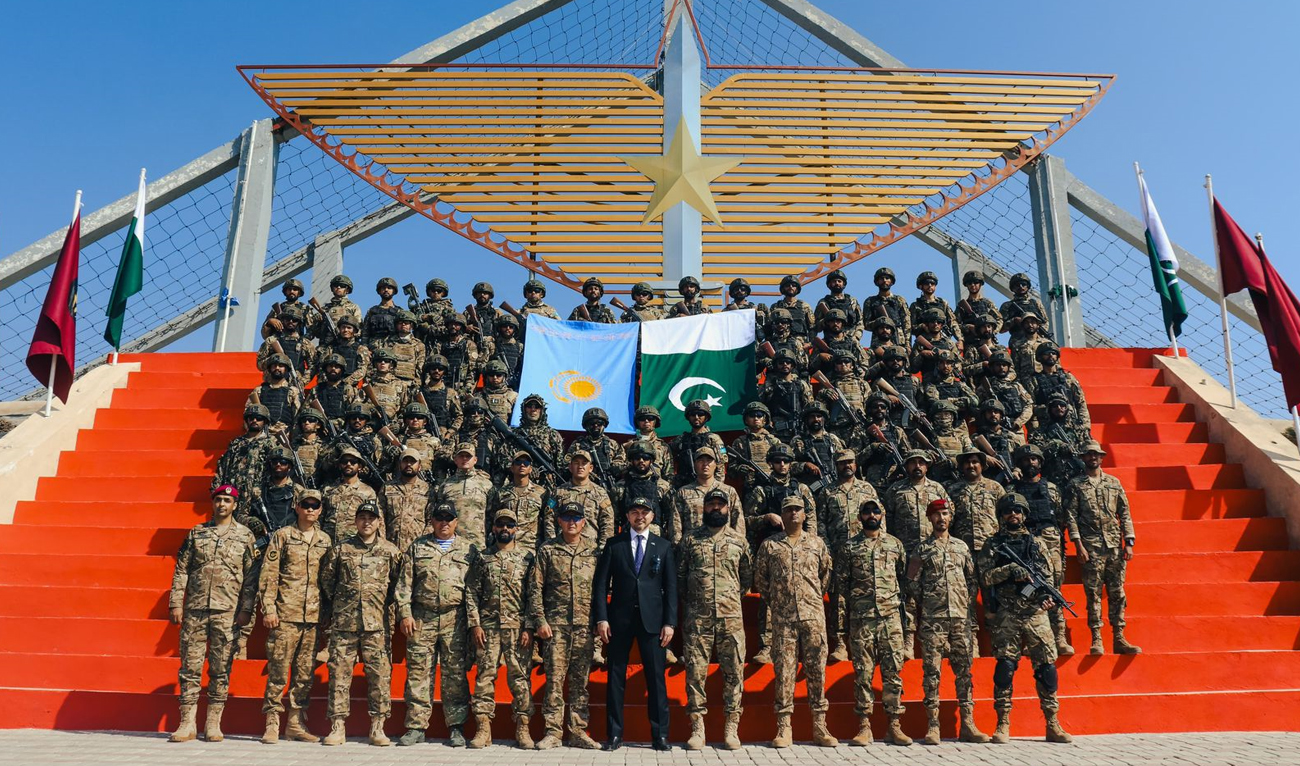 Participants pose for a group photo at the end of a two-week joint counterterrorism exercise Dostarym-V at Cherat in Nowshera, Pakistan, on October 25, 2025. (ISPR)