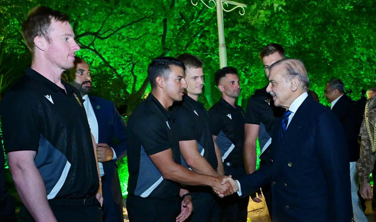 Prime Minister Shehbaz Sharif interacts with players and management of the South Africa cricket team in Islamabad, Pakistan, on October 25, 2025. (PID)