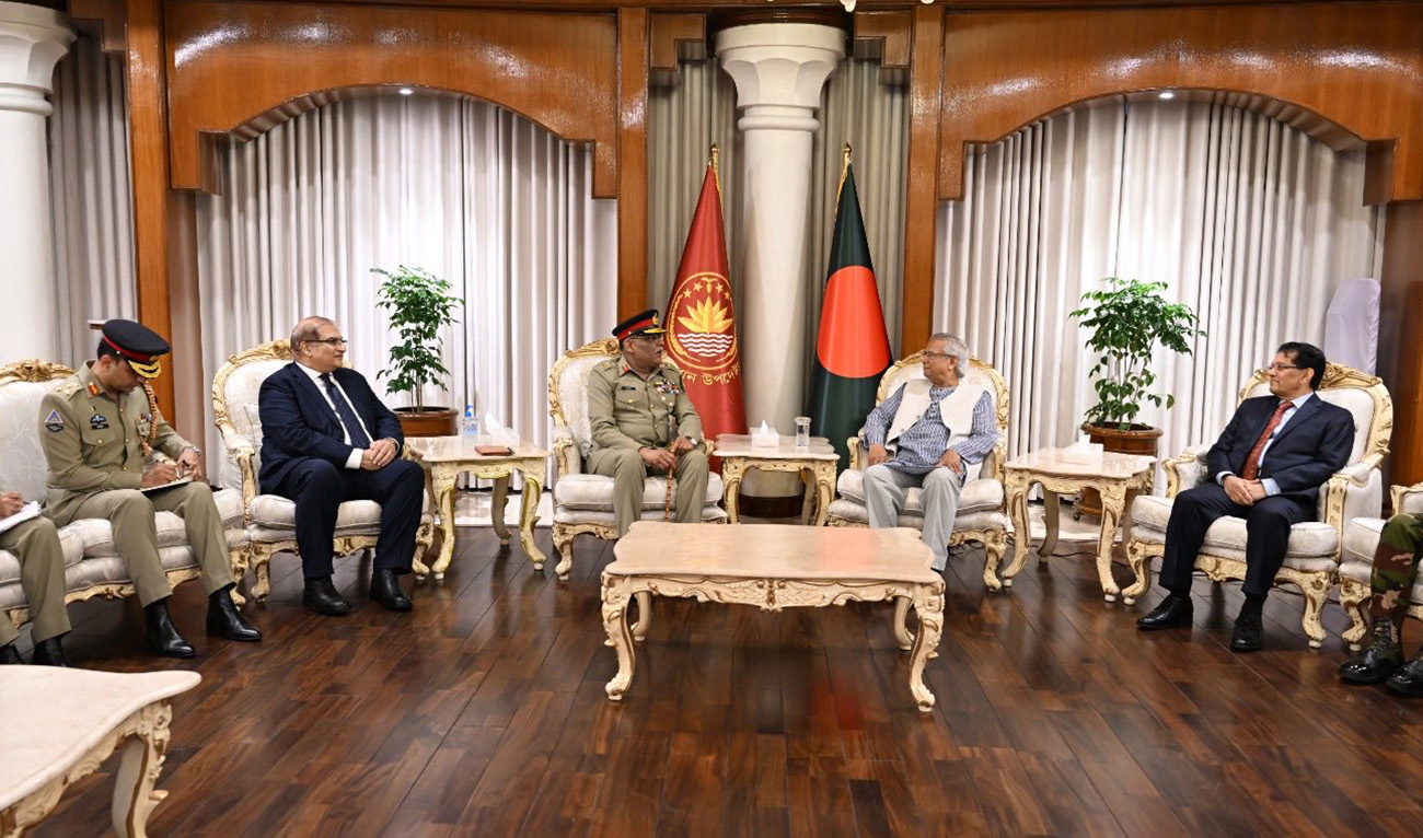 Pakistan’s Chairman of the Joint Chiefs of Staff Committee (CJCSC), General Sahir Shamshad Mirza in a meeting with Bangladesh’s Chief Adviser Muhammad Yunus in Dhaka on October 26, 2025. (ISPR)