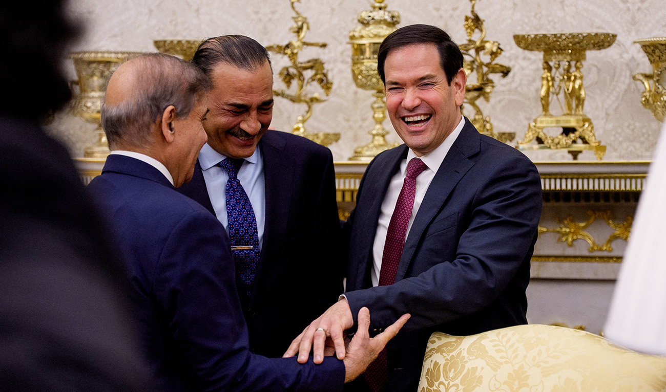 U.S. Secretary of State Marco Rubio (R) greets Prime Minister of Pakistan Shehbaz Sharif (L) as U.S. President Donald Trump speaks to reporters in the Oval Office of the White House on September 25, 2025 in Washington, DC. (AFP/ file)