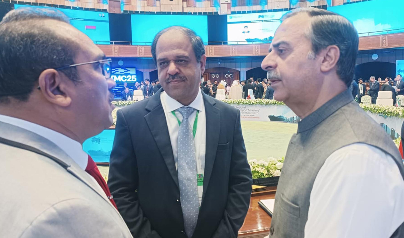 The photograph released on October 28, 2025, Pakistan’s Maritime Minister Junaid Anwar Chaudhry (right) speaks during a meeting with Sri Lankan Transport, Highways and Urban Development Minister Bimal Niroshan Rathnayake (left) in Islamabad. (PID)
