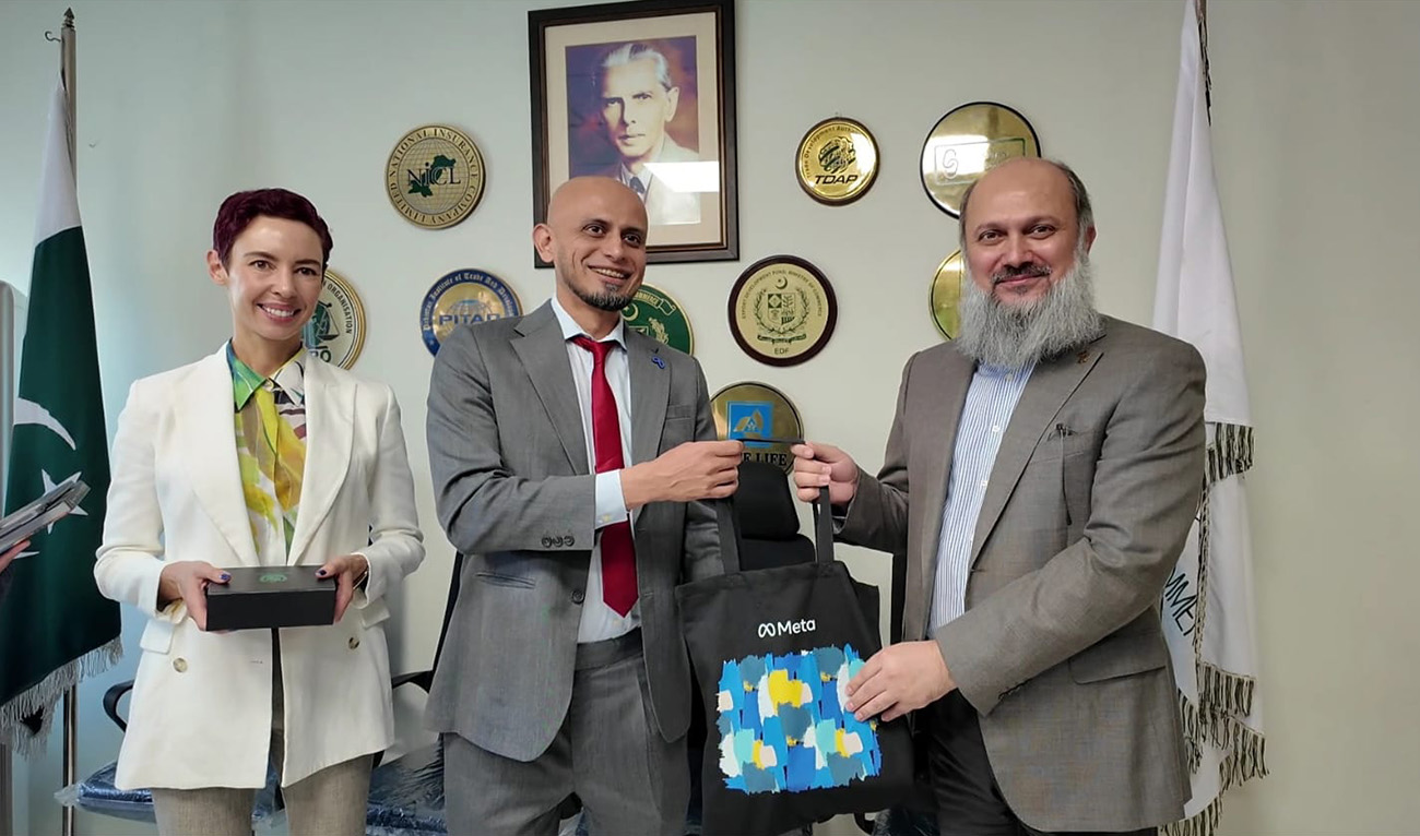 Rafael Frankel, Director for Public Policy (South Asia) at Meta (center), photographed with Pakistan Federal Minister for Commerce Jam Kamal Khan at the Ministry of Commerce in Islamabad on October 29, 2025. (Commerce Ministry)