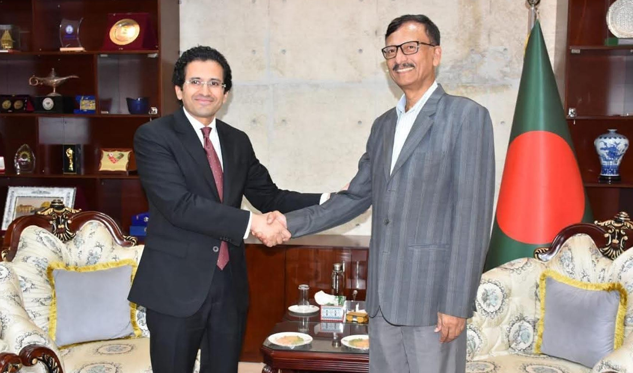 Pakistan’s Petroleum Minister Ali Pervaiz Malik meets Bangladesh Adviser for Foreign Affairs, Mohammad Touhid (right), in Dhaka on October 29, 2025. (PID)