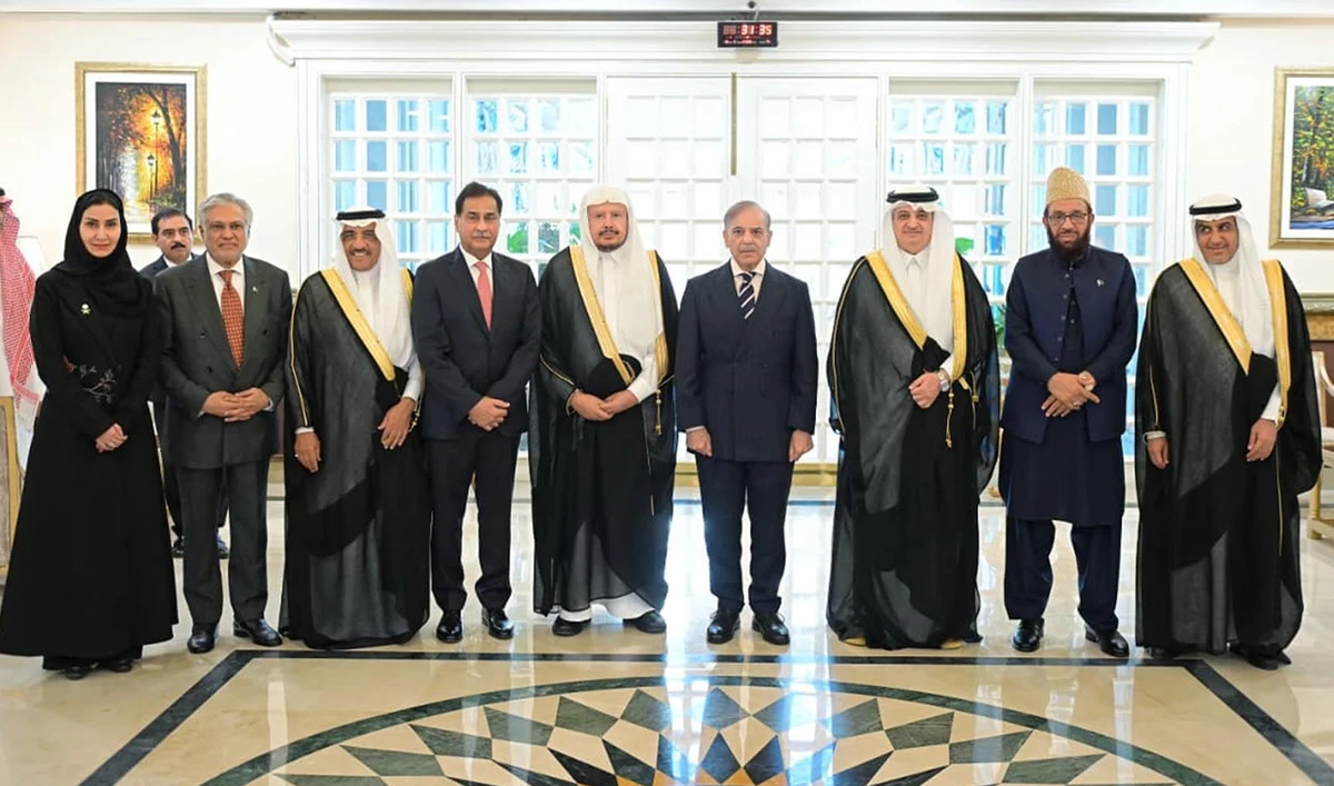 Pakistan Prime Minister, Shehbaz Sharif (fourth right), Chairman of the Shoura Council of Saudi Arabia, Dr. Abdullah bin Mohammed bin Ibrahim Al-Sheikh (center) and other officials pose for a group photo in Islamabad on October 8, 2025. (PID)