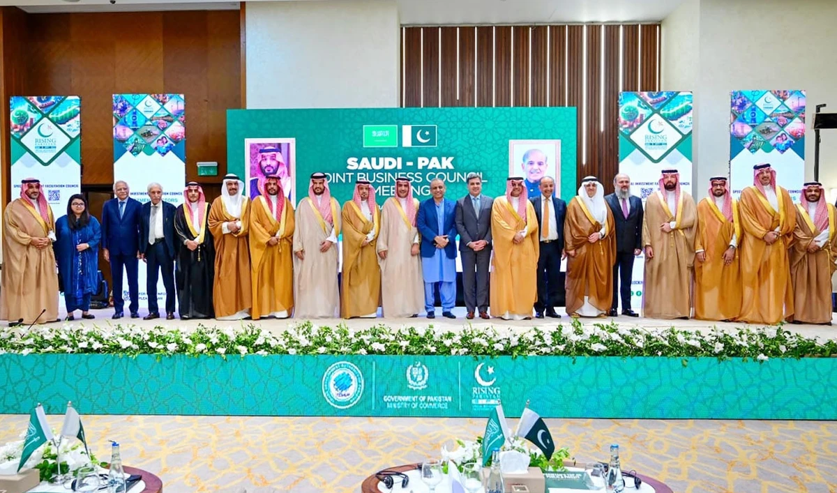 Participants pose for a group photo at the end of the Saudi–Pakistan Joint Business Council meeting in Islamabad, Pakistan, on October 8, 2025. (PID)