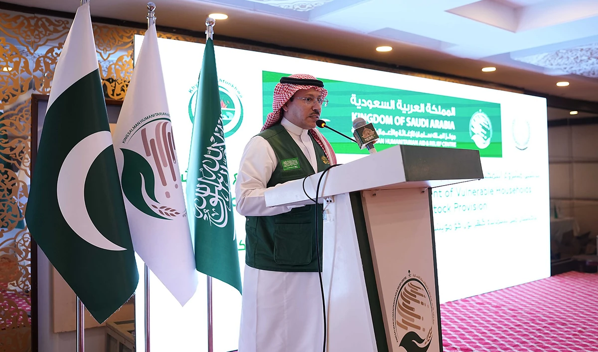 Director of KSrelief Pakistan, Abdullah Al-Baqami, is addressing a ceremony in Peshawar on October 21, 2025. (KSrelief)