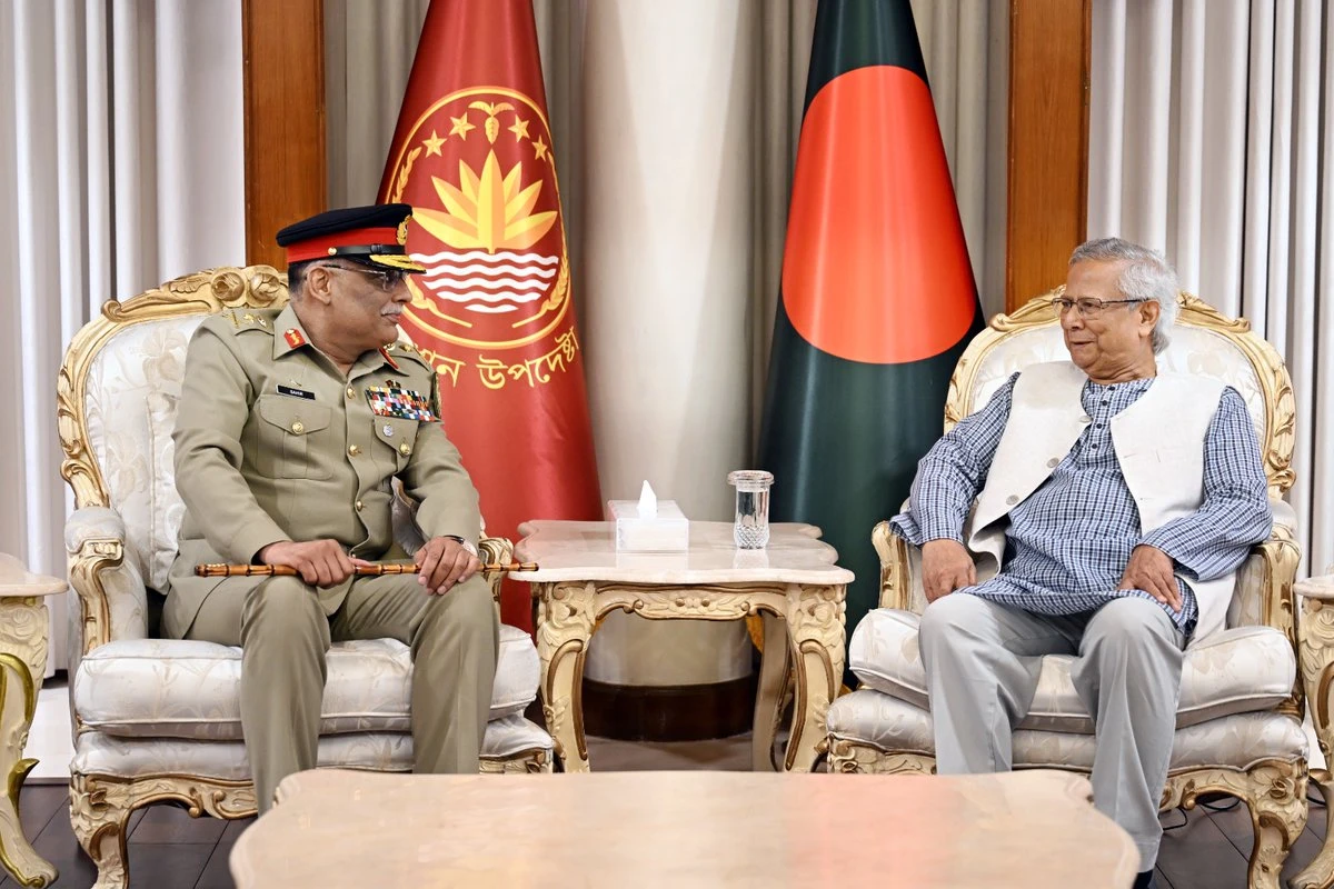 Pakistan’s Chairman of the Joint Chiefs of Staff Committee (CJCSC), General Sahir Shamshad Mirza in a meeting with Bangladesh’s Chief Adviser Muhammad Yunus in Dhaka on October 26, 2025. (@ChiefAdviserGoB/X)