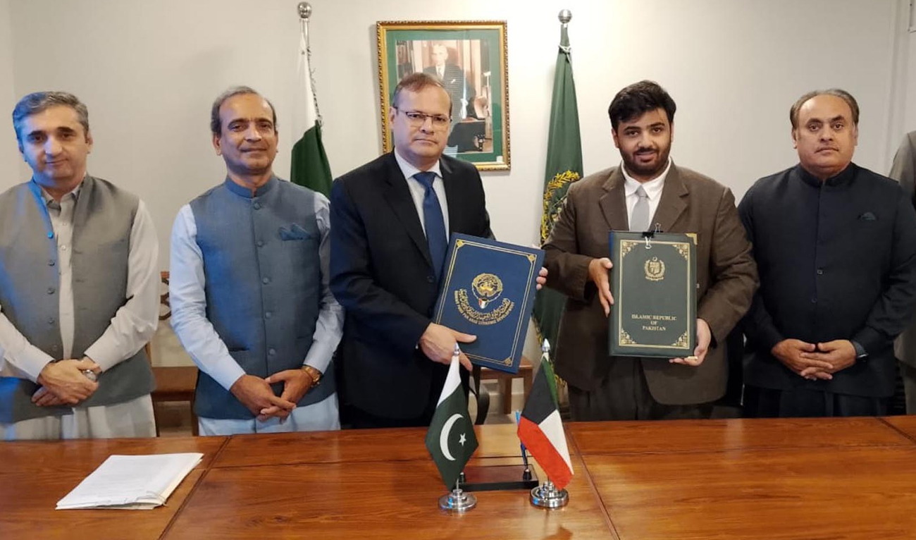 Secretary Pakistani Economic Affairs Ministry, Muhammad Humair Karim (second right), Kuwait’s Deputy Head of Mission, Fahad Hesham (center), and other officials posing for a group photograph after exchanging notes of the second loan agreement for the Mohmand Dam hydropower project, in Islamabad, Pakistan, on October 31, 2025. (PID)