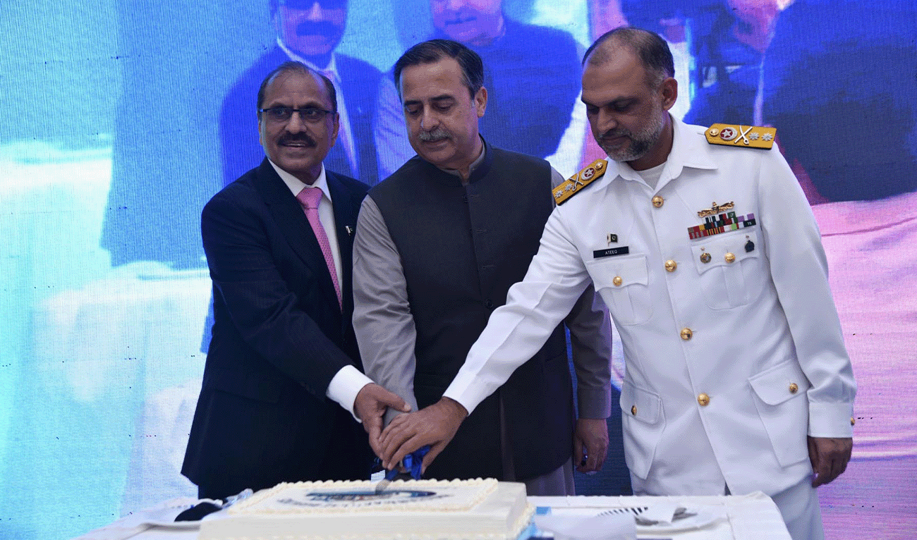 Pakistan’s Minister for Maritime Affairs Junaid Anwar Chaudhry (center) cutting a cake to celebrate maritime week in Karachi, Pakistan, on October 1, 2025. (PID)