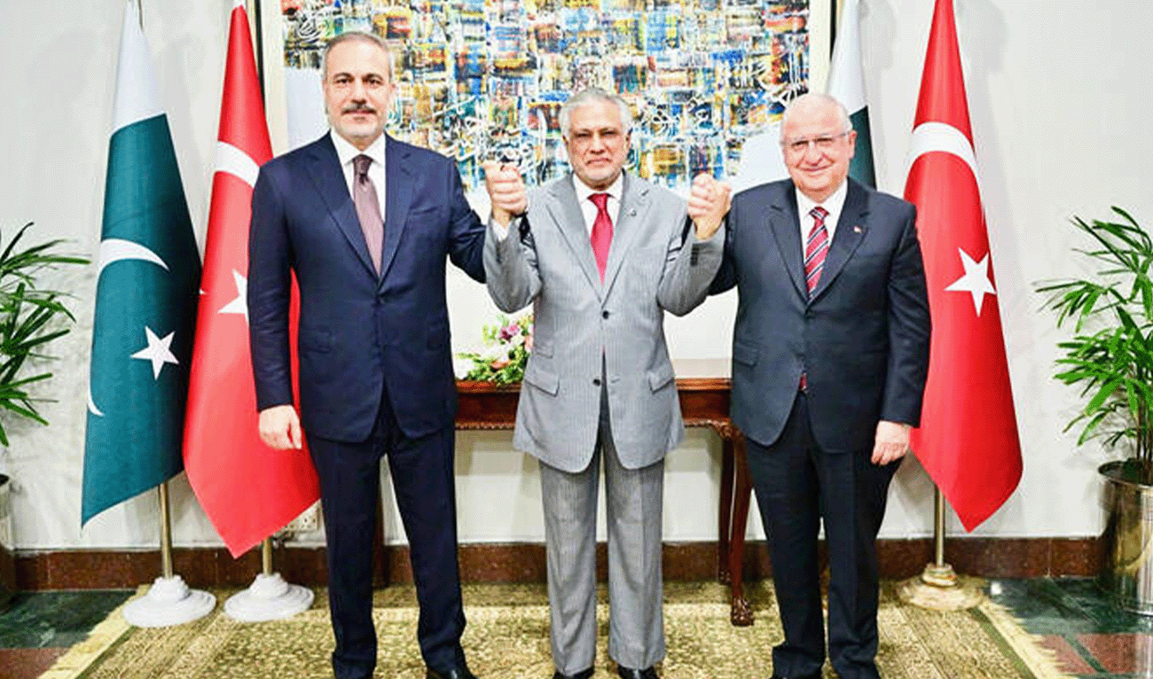 Turkish Foreign Minister Hakan Fidan (left), Defense Minister Yaşar Güler (right) and Pakistan's Deputy Prime Minister and Foreign Minister, Ishaq Dar, pose for the press in Islamabad, Pakistan, on July 9, 2025. (@MIshaqDar50/X)