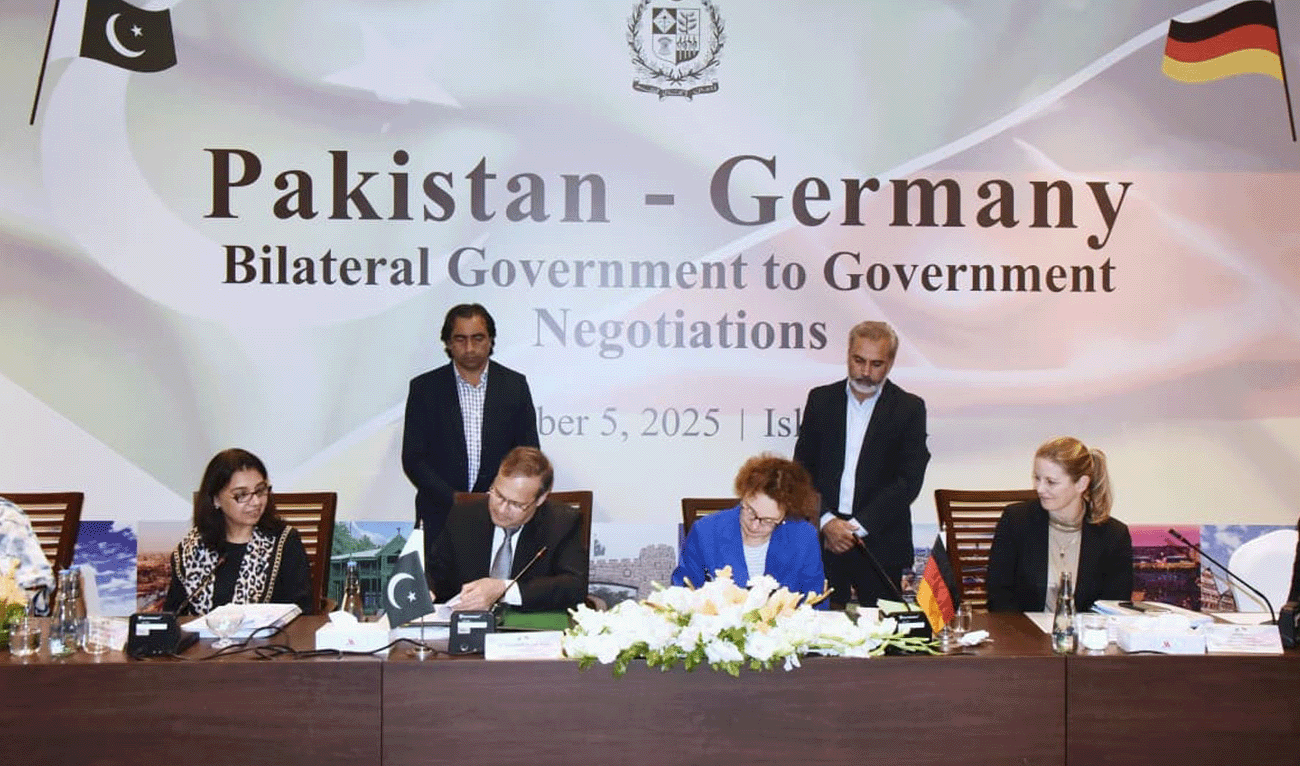 Pakistan's Secretary of the Ministry of Economic Affairs Muhammad Humair Karim (second-left) and Christine Toetzke, Director-General at Germany’s Federal Ministry for Economic Cooperation and Development.(second-right) signing ceremony records after a meeting in Islamabad, Pakistan, on November 5, 2025. (PID)