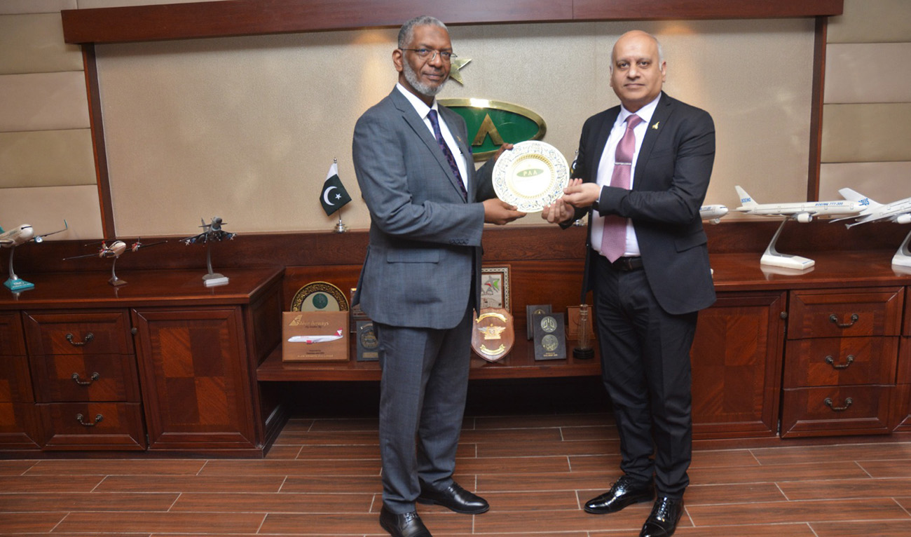 The Pakistan Airports Authority (PAA) Director General Air Vice Marshal Zeeshan Saeed and the Civil Aviation Authority of Oman (CAA Oman) Director General of Air Navigation Saleh Al Harthy in Karachi, Pakistan on November 12, 2025. (PAA)