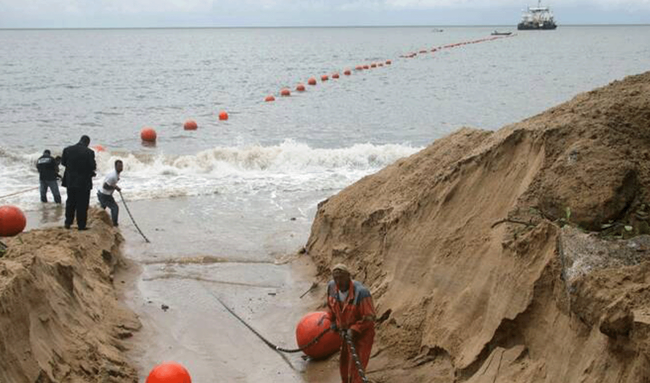 Technicians display the ACE (African Coast to Europe) submarine fiber optic cable on October 27, 2011 on the seashore of Libreville. (AFP/ file)