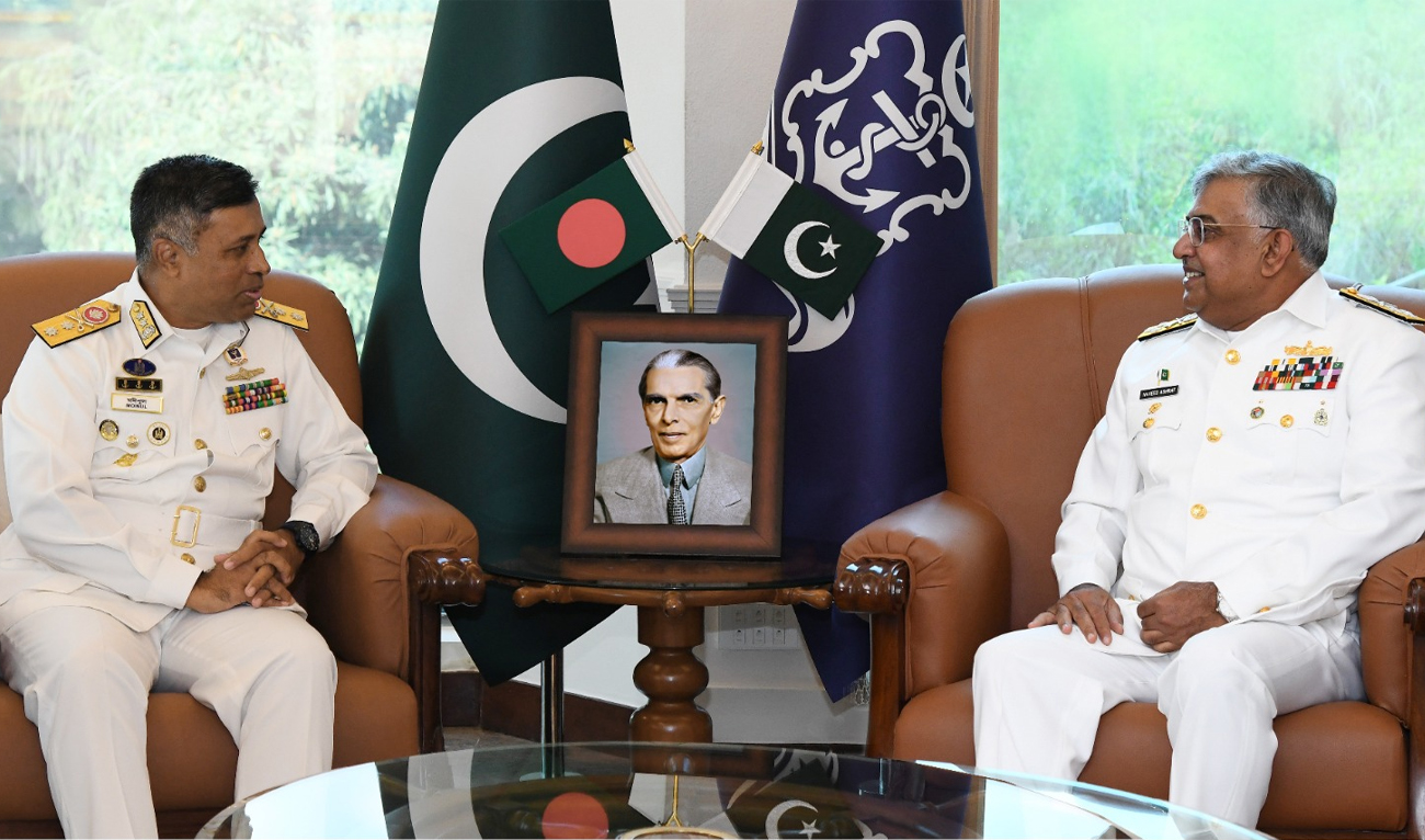 Pakistan Naval Chief Admiral Naveed Ashraf (right) meets Commander Chattogram Bangladesh Navy, Rear Admiral Md Moinul Hassan, in Islamabad, Pakistan, on November 25, 2025. (Facebook/@DgprNavy)