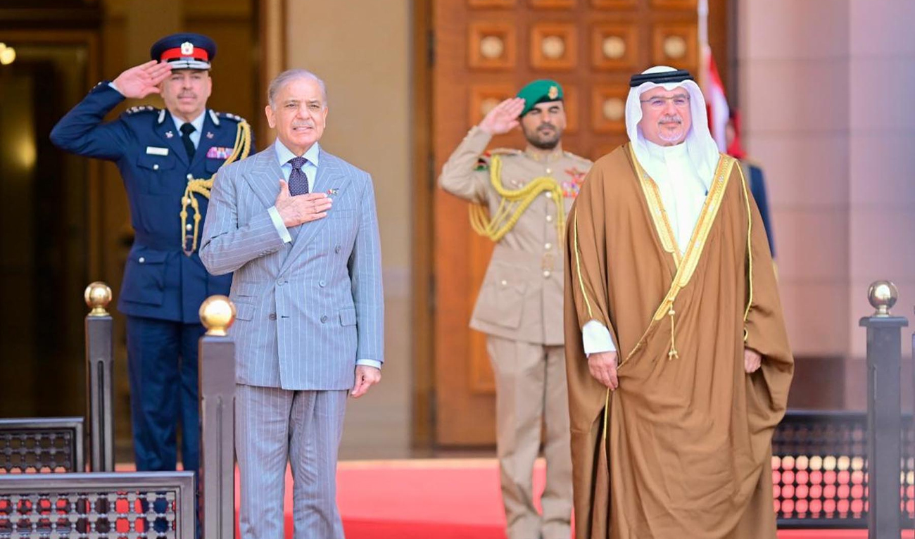 Pakistani Prime Minister Shehbaz Sharif (right) receives guard of honor at the Al-Qudaibiya Palace in Manama, Qatar, on November 26, 2025. (PID)