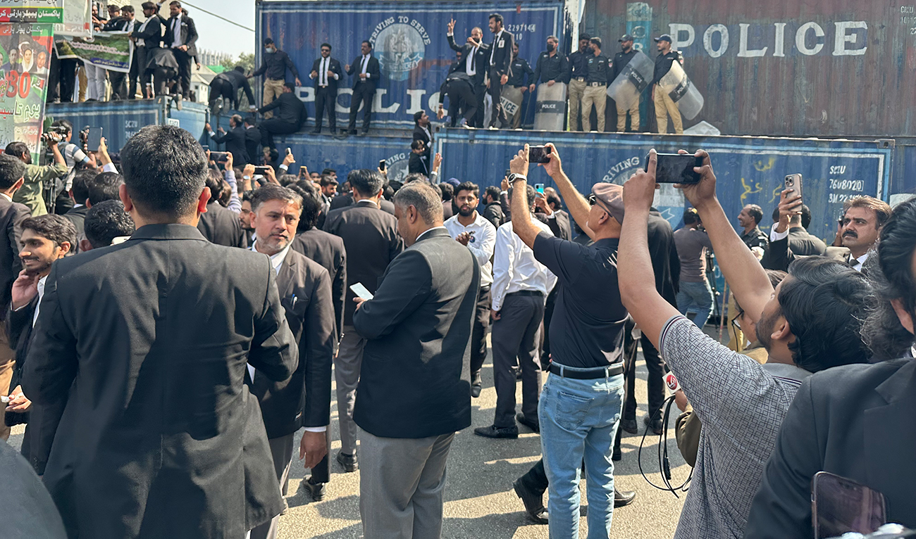 Lawyers protest against the Federal Constitutional Court’s decision to hear a case on mining in the Karoonjhar Hills, near Indian border, in Karachi, Pakistan, on November 26, 2026. (AN)