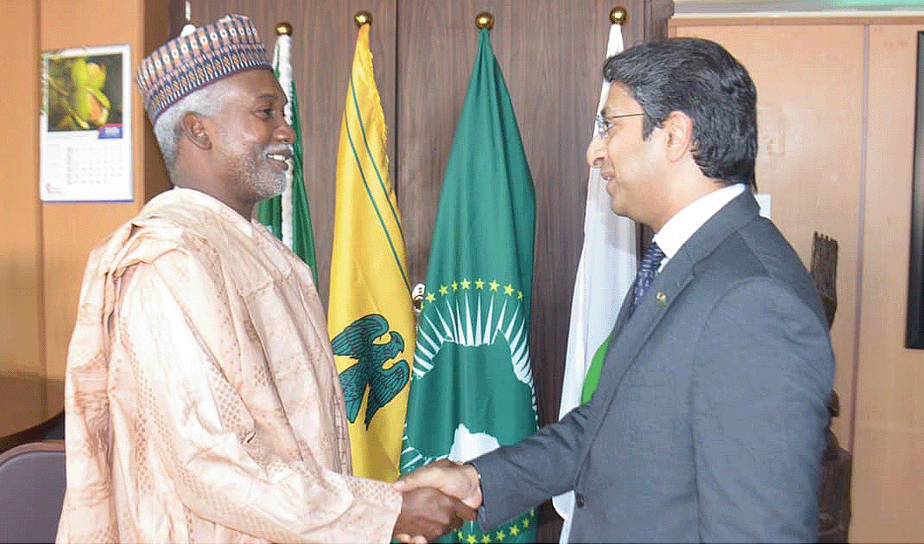 Pakistan prime minister’s coordinator on commerce, Rana Ihsaan Afzal Khan (right) shaking hands withcNigerian Foreign Minister Yusuf Maitama Tuggar in Islamabad, Pakistan, in a picture shared on November 28, 2025. (PID)