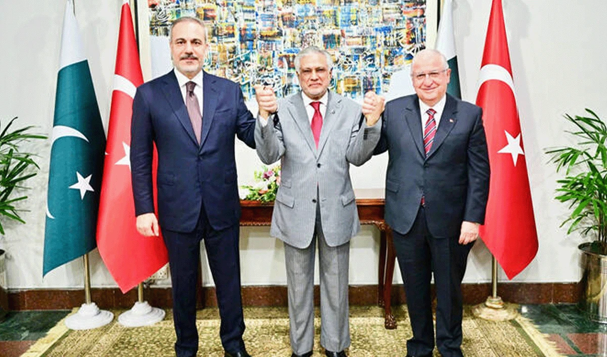 Turkish Foreign Minister Hakan Fidan (left), Defense Minister Yaşar Güler (right) and Pakistan's Deputy Prime Minister and Foreign Minister, Ishaq Dar, pose for the press in Islamabad, Pakistan, on July 9, 2025. (@MIshaqDar50/X)