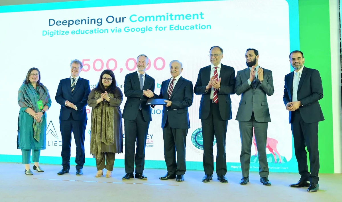 Google’s Asia Pacific President Scott Beaumont presents a locally manufactured Chromebook to Prime Minister Shehbaz Sharif in a ceremony in Islamabad, Pakistan, on September 4, 2025. (PID/File)