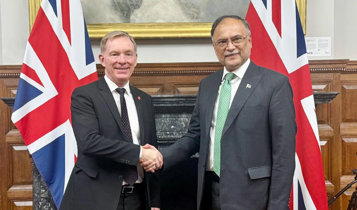Pakistan’s Planning Minister Ahsan Iqbal meets UK’s Minister of State for Trade Policy Chris Bryant (left) in London on November 6, 2025. (PID)