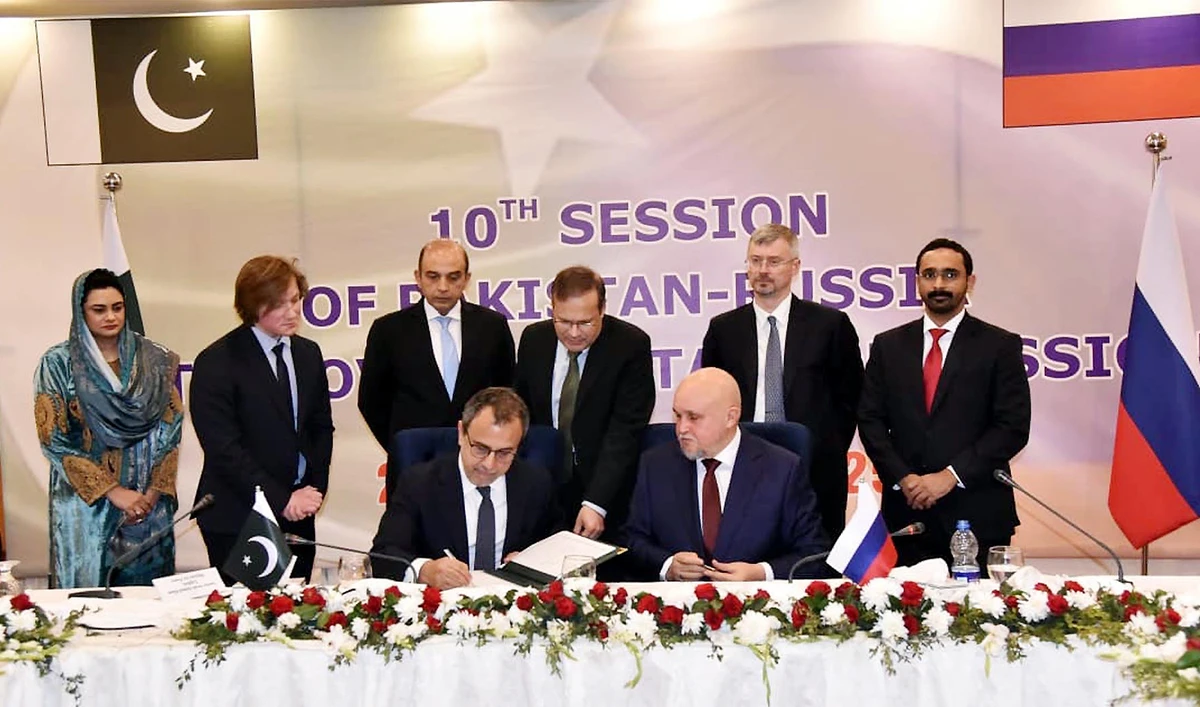 Pakistan’s energy minister Sardar Awais Ahmad Khan Leghari and Russian Energy Minister Sergei Tsivilev sign protocols at the 10th Pakistan–Russia Intergovernmental Commission in Islamabad, Pakistan, on November 28, 2025. (PID)