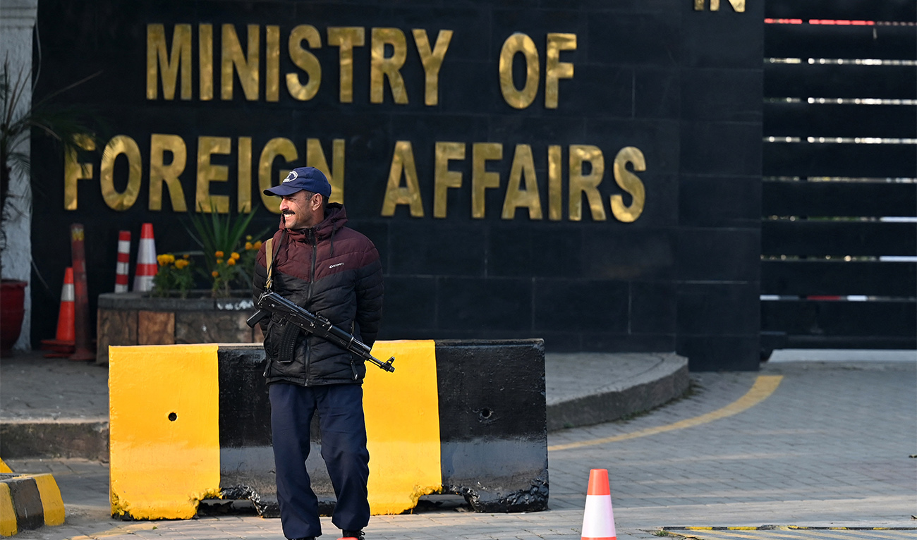 A Pakistani police officer stands guard outside the Ministry of Foreign Affairs in Islamabad on January 18, 2024. (AFP/ file)
