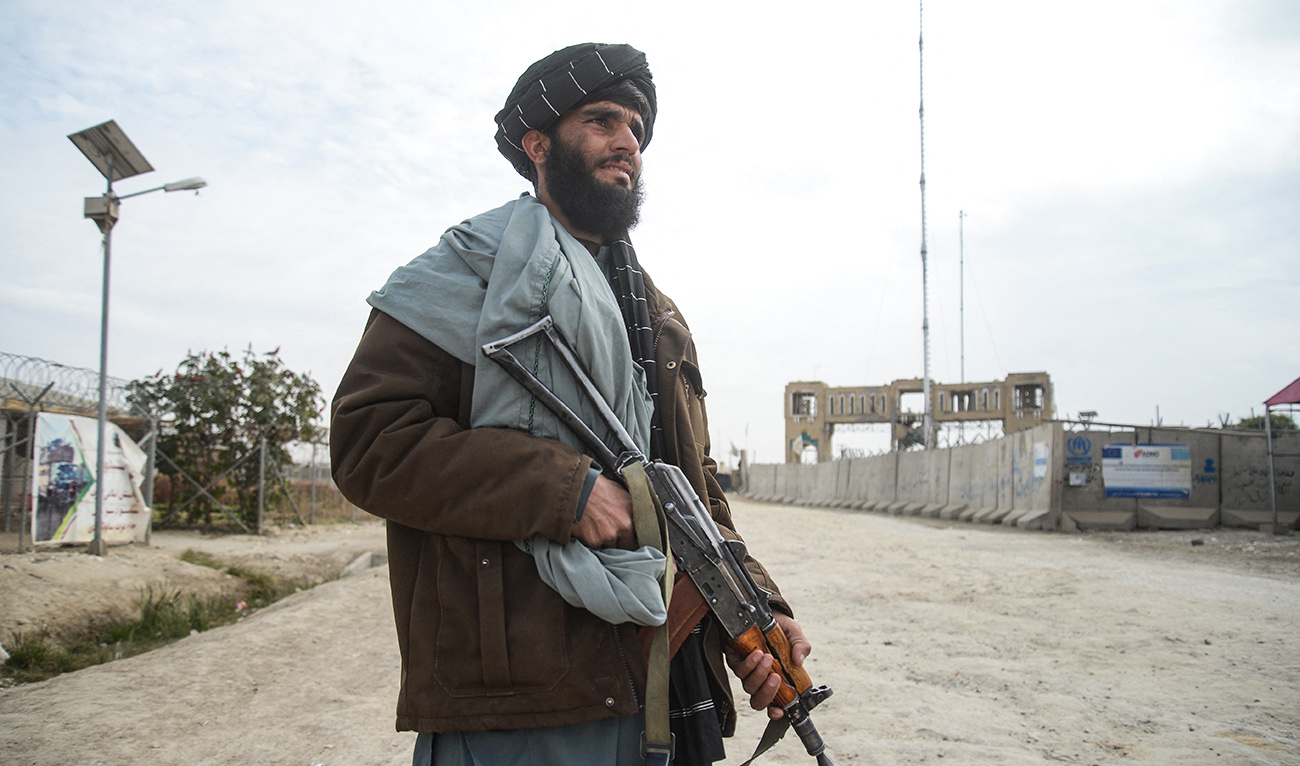 A Taliban security personnel stands guard near the zero point border crossing between Afghanistan and Pakistan at the Spin Boldak district in Kandahar province on December 6, 2025. (AFP/ file)