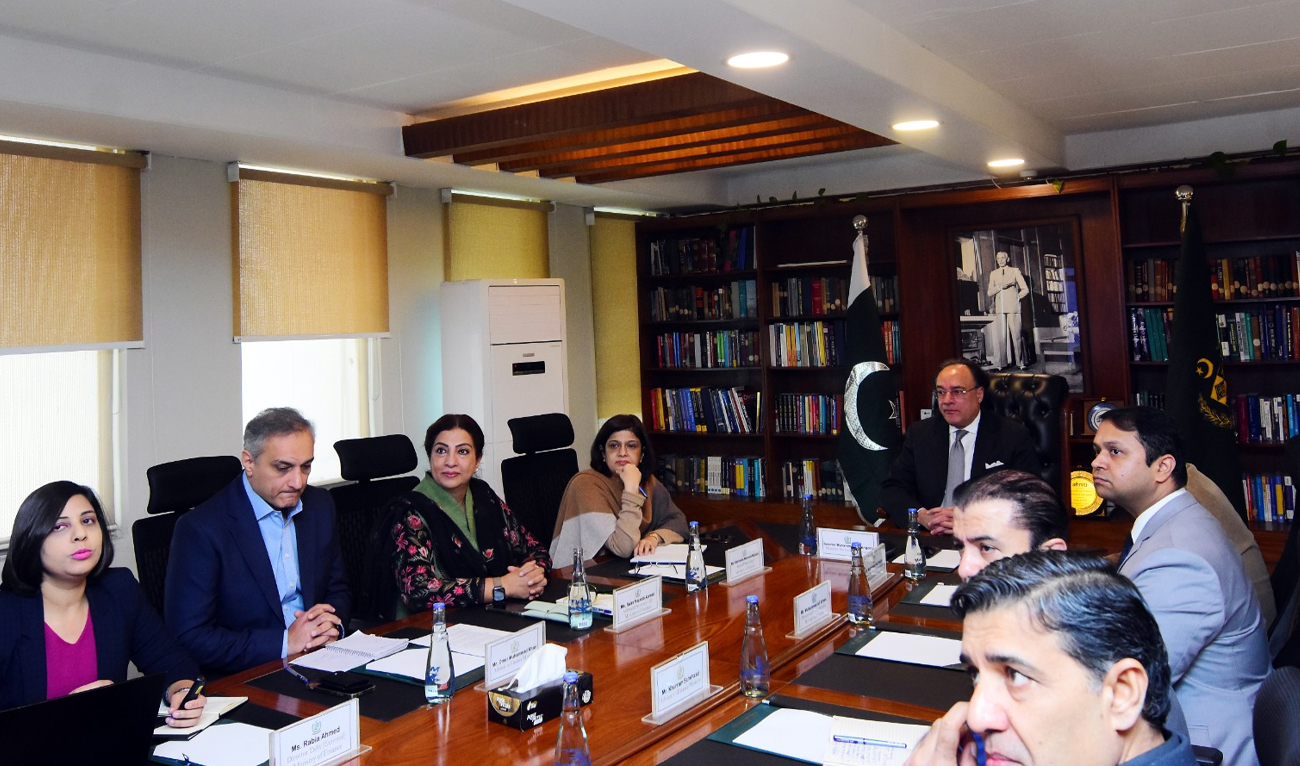 Finance Minister Muhammad Aurangzeb (center) chairs a meeting in Islamabad, Pakistan, on December 19, 2025. (Finance Ministry)