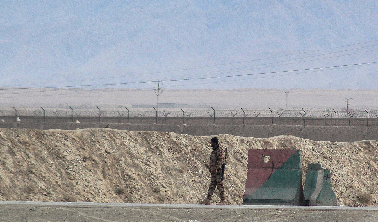 A security personnel stands guard at the Pakistan-Afghanistan border in Chaman on December 6, 2025, following overnight cross-border fire between the two countries. (AFP/ file)