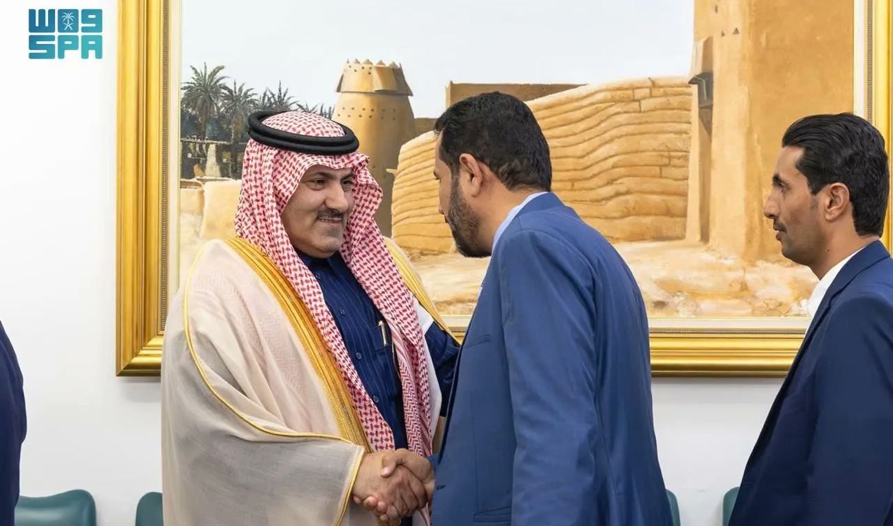 Saudi Ambassador to Yemen Mohammed bin Saeed Al-Jaber (left) meets with a negotiating delegation concerned with detainees in the country, in Riyadh, Saudi Arabia, on December 25, 2025. (SPA)