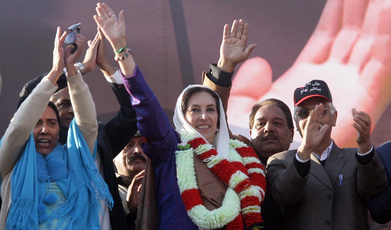Pakistani former premier Benazir Bhutto (center) waves to her supporters during her last election campaign rally in Rawalpindi, Pakistan, on December 27, 2007. (AFP/File)