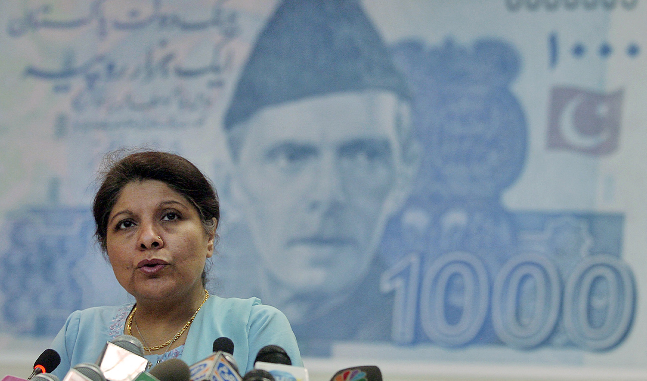Former governor, State Bank of Pakistan, Shamshad Akhtar addresses media representatives during the launch of newly designed currency notes of 1,000 Pakistani Rupees in Karachi, 24 February 2007. (AFP/ file)