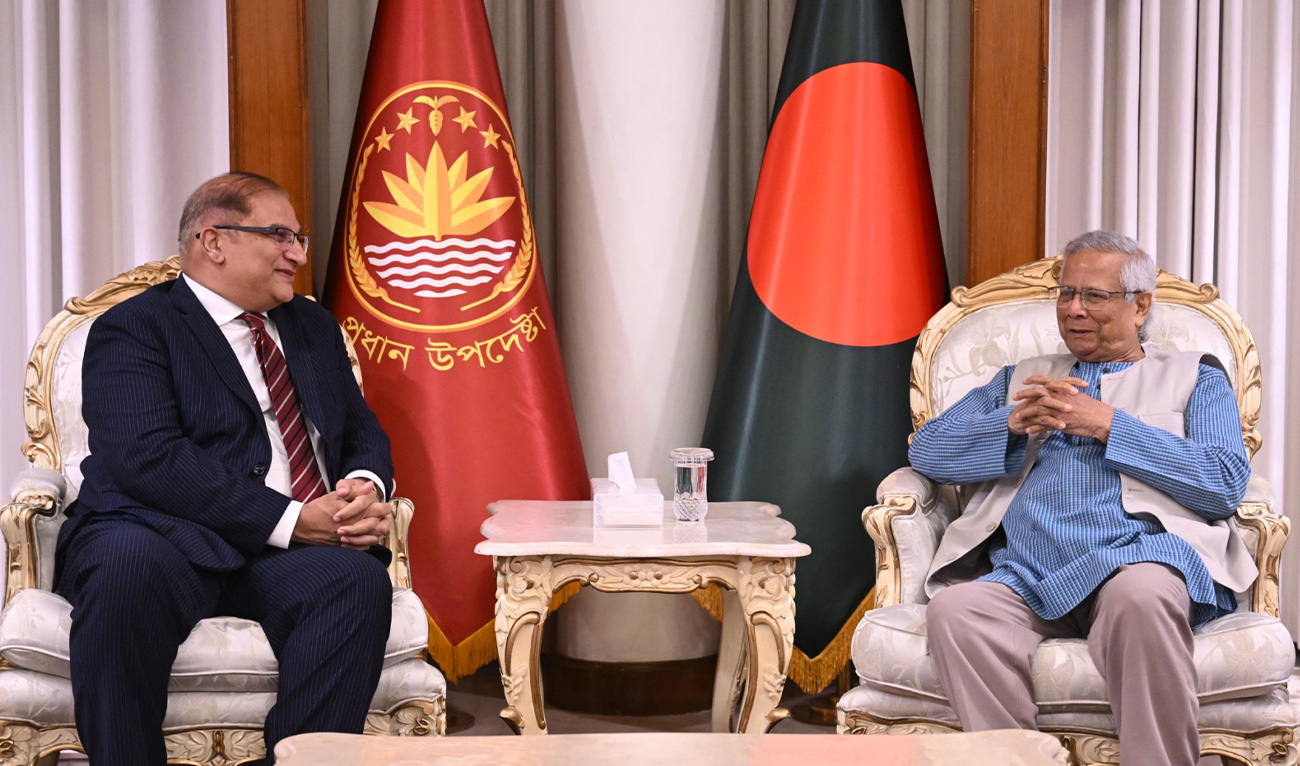 Pakistan's High Commissioner to Bangladesh Imran Haider meeting with Bangladesh's Chief Adviser Muhammad Yunus in Dhaka, on December 28, 2025. (@ChiefAdviserGoB/ X)