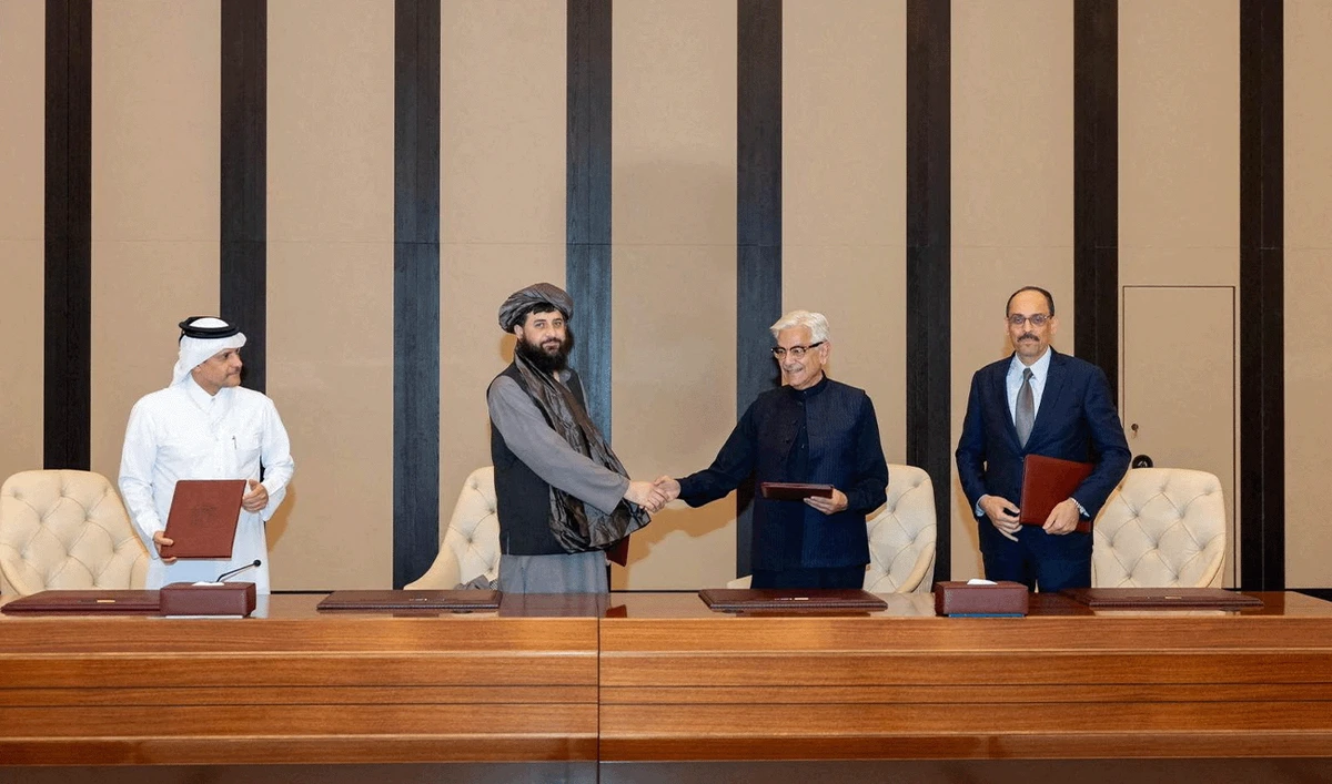 Afghan Defence Minister, Mullah Mohammad Yaqoob Mujahid and Pakistan's Defence Minister, Khawaja Muhammad Asif shake hands, following the signing of a ceasefire agreement, during a negotations meeting mediated by Qatar and Turkey, in Doha, Qatar, on October 19, 2025. (REUTERS/File)