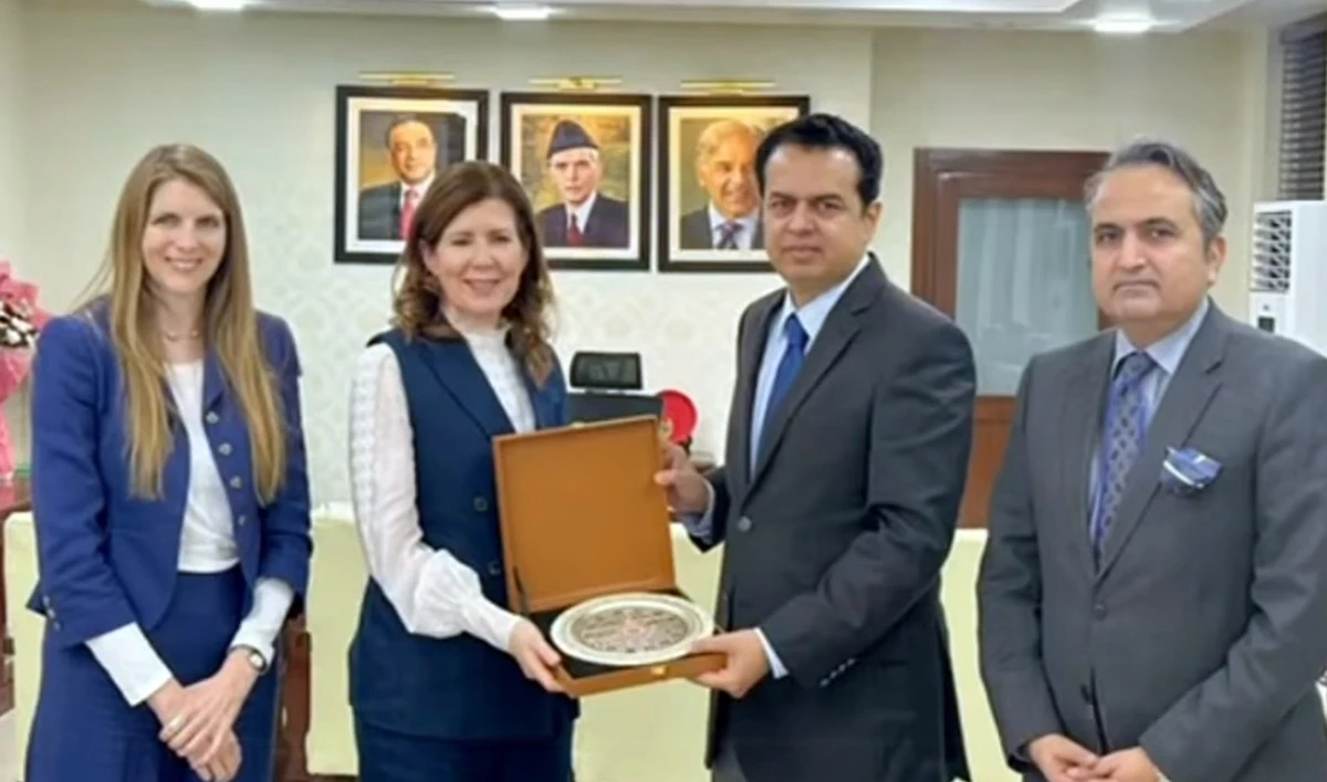 Pakistan’s State Minister for Interior and Narcotics Control Tallal Chaudry (second right) presents a souvenir to UK Minister of State for International Development and Africa, Baroness Chapman (second left), in Islamabad on December 12, 2025. (Interior Ministry)