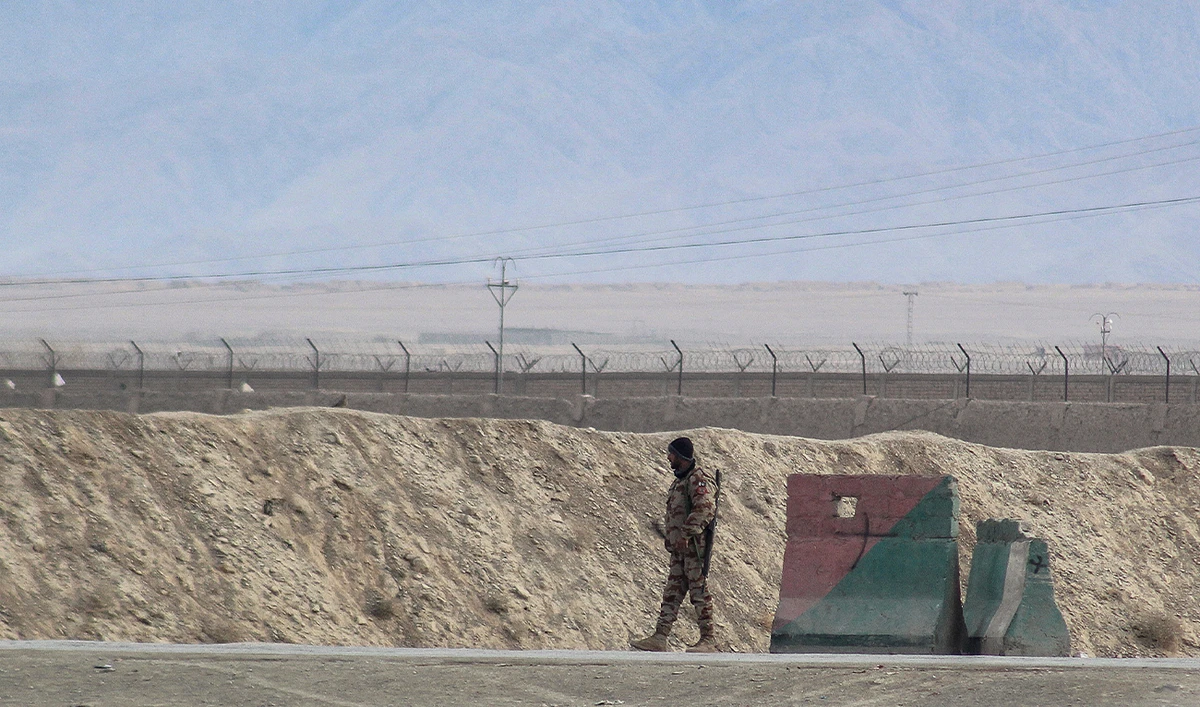 A security personnel stands guard at the Pakistan-Afghanistan border in Chaman on December 6, 2025, following overnight cross-border fire between the two countries. (AFP/ file)