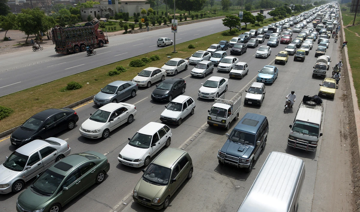 Pakistani motorists sit in a traffic jam after roads were cordoned off during an anti-government protest in Islamabad on August 18, 2014. (AFP/ file)