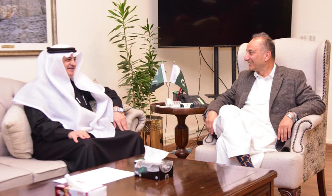 Saudi ambassador to Pakistan Nawaf bin Saeed Al-Malki met with Pakistan’s Minister for Climate Change and Environmental Coordination Dr. Musadik Malik (right) in Islamabad, Pakistan, on January 9, 2026. (PID)